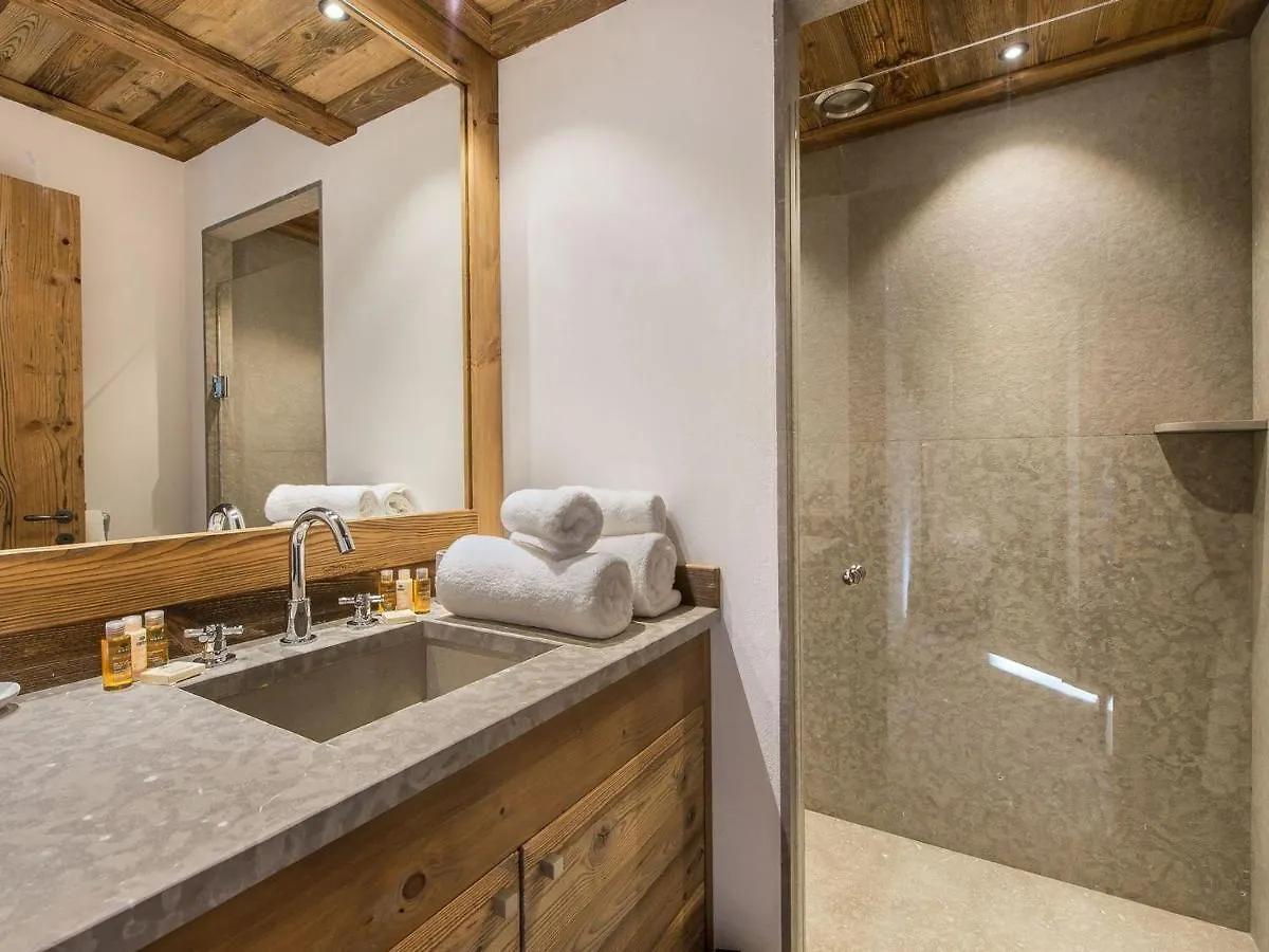 Superbe Appartement De 4 Chambres Au Centre De Courchevel 1850, Proche Des Pistes Et Commerces - Fr-1-564-79
